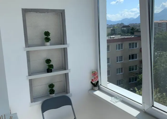 Victoriei Boulevard Private *